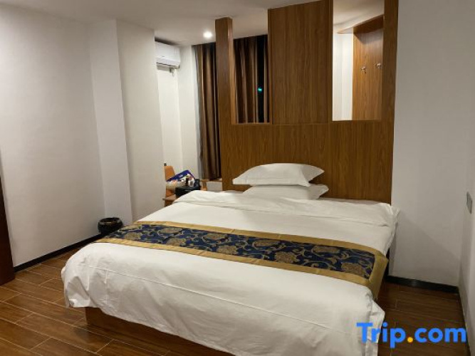 Xuwen Berlin Hotel