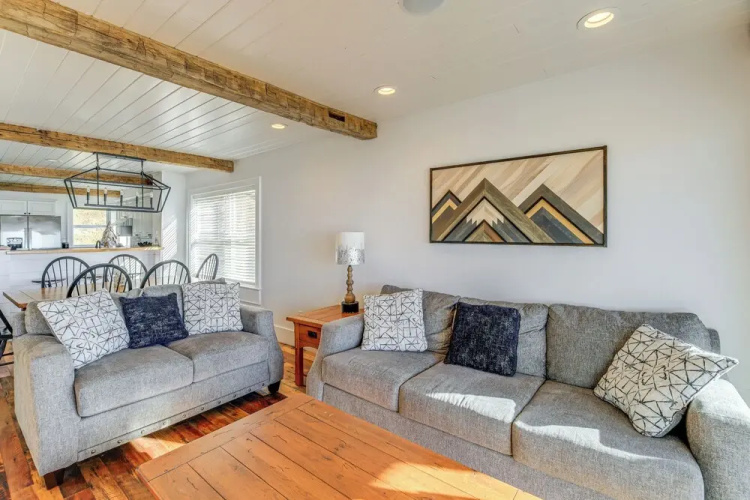 2 Mi to Beech Mtn: Fully Remodeled Condo w/ Patio!