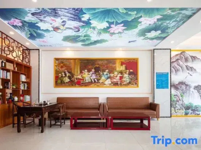 Ledong Longrun Hotel (Flo Town)
