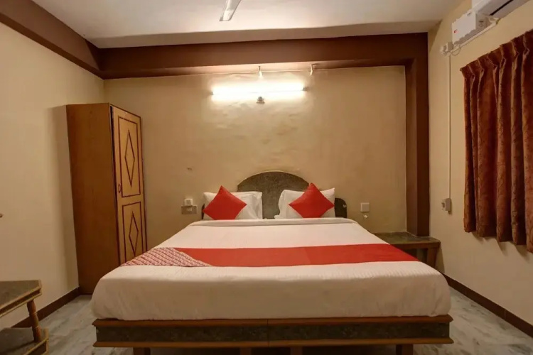 Hotel Viknesh by OYO Rooms