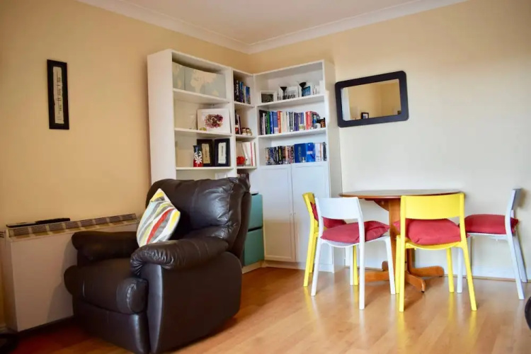 Colourful and Cosy 2 Bed in Ifsc With Balcony