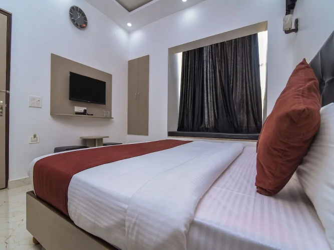 OYO 15718 Red Inn