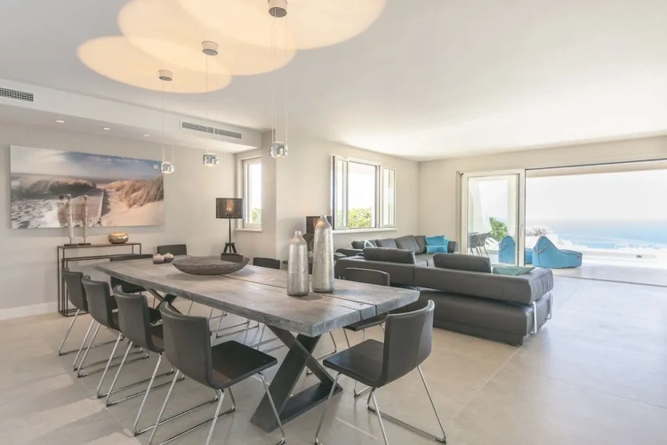 6 Bedrooms Villa