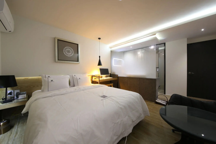 Avenue Hotel