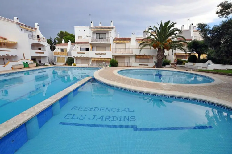 1205 JARDINS con PISCINA