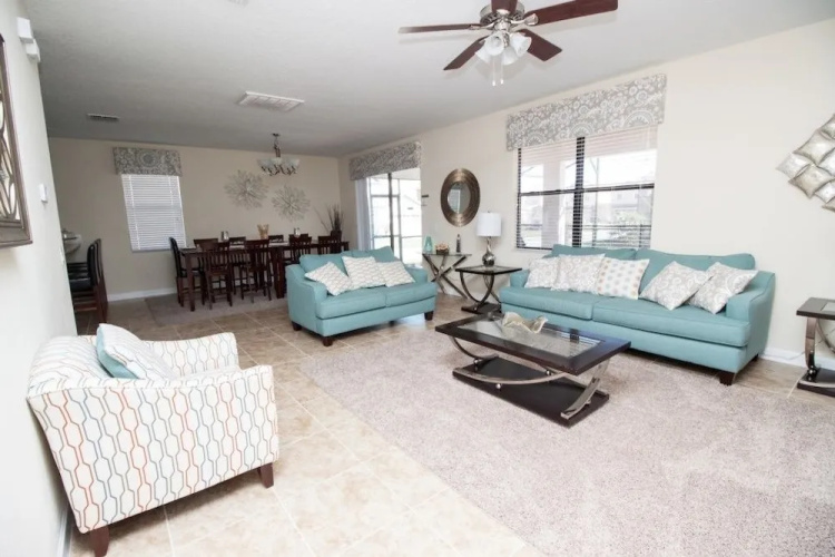 5 bedroom home with private pool
