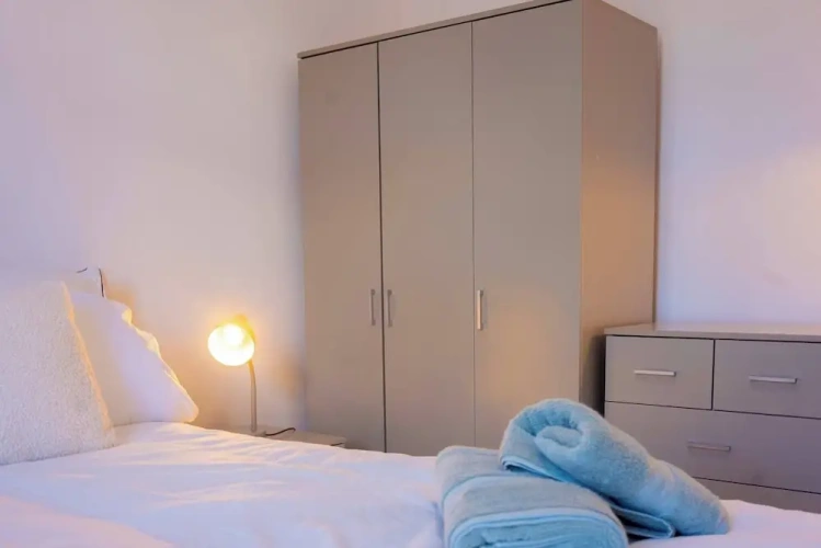 Stylish 2bdr 10m to City Centre Free Parking