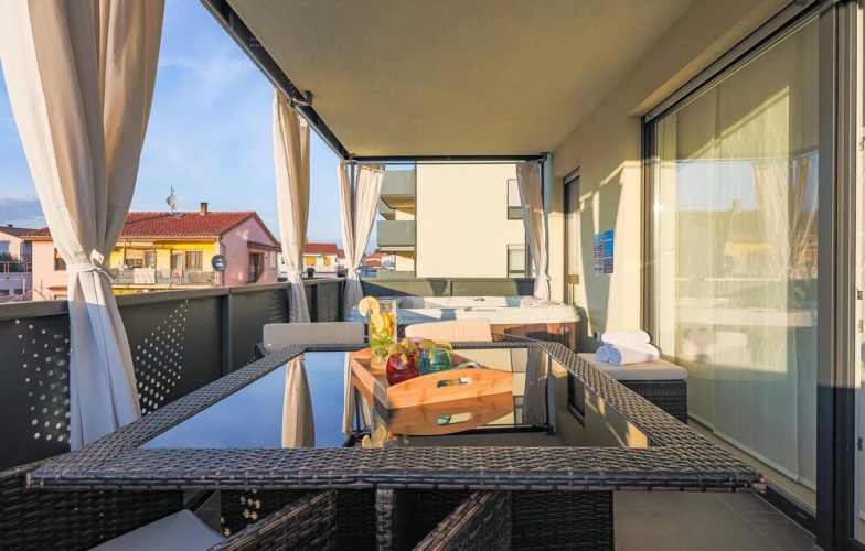 Awesome Apartment in Pula With Jacuzzi, Wifi and 2 Bedrooms