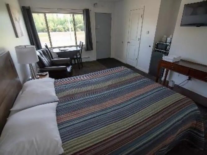 Three Lakes Motel