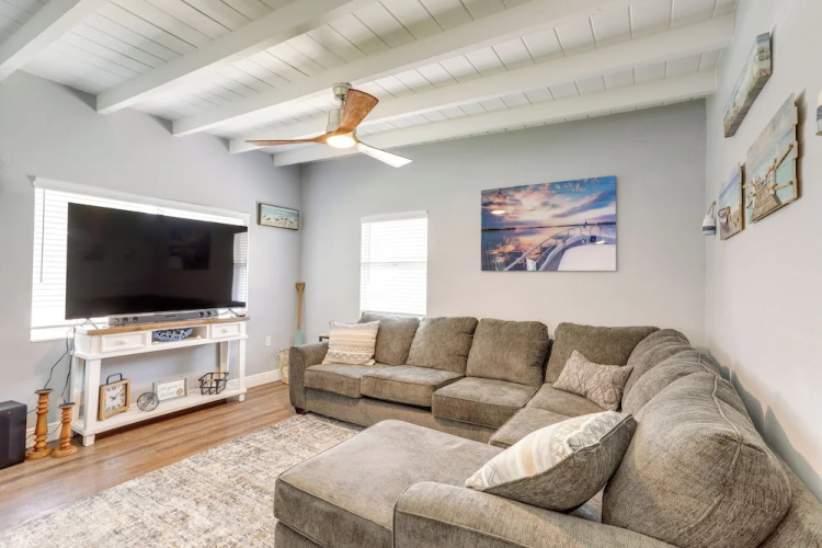 Bright Pinellas Park Getaway w/ Private Pool!