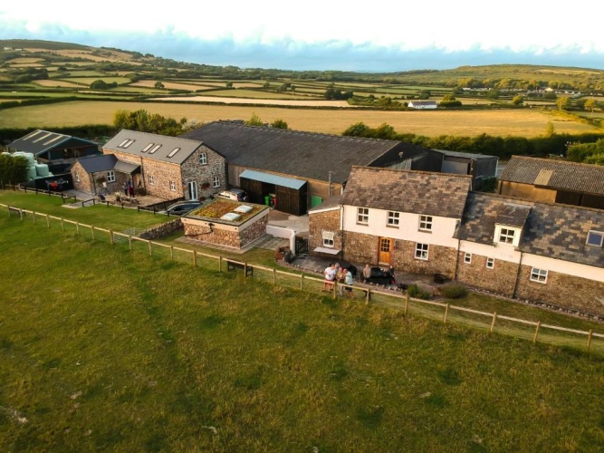 4 Bedrooms Cottage