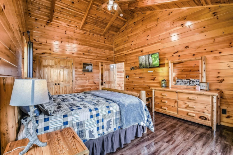 Bear Ridge 3 Bedroom Cabin by RedAwning