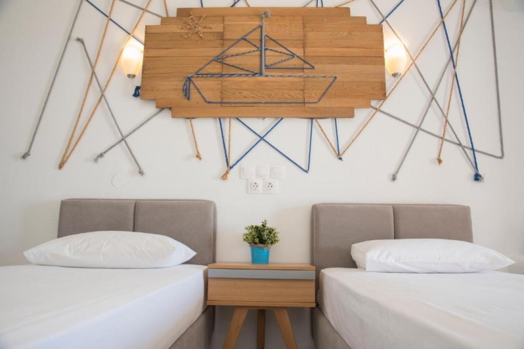 Standard Triple room with garden view