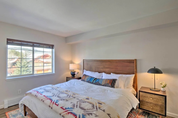 Balcony & Hot Tub Access: Modern Breck Escape!