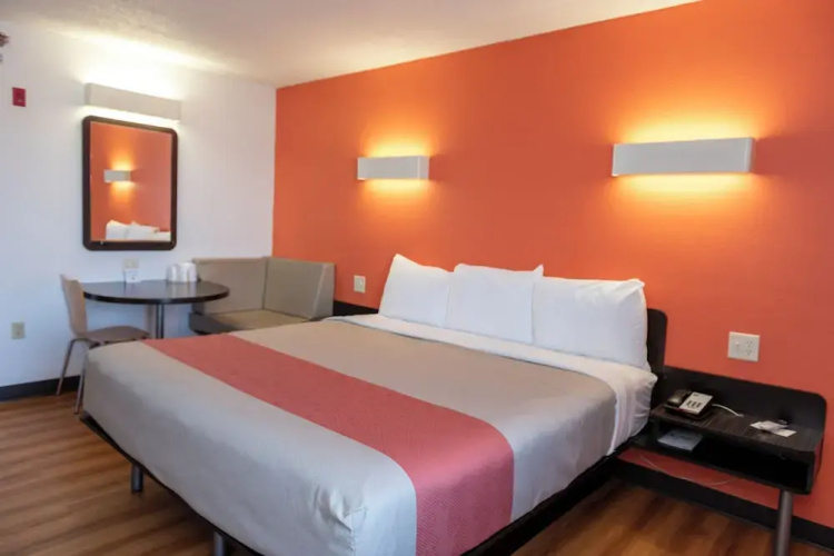 Lincoln Garden Inn
