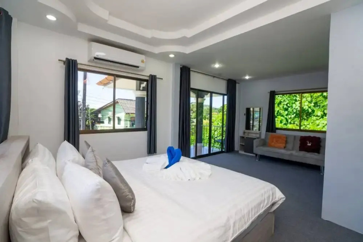 3 Bed 3 Bath Villa 400m to the Beach Sleeps 10