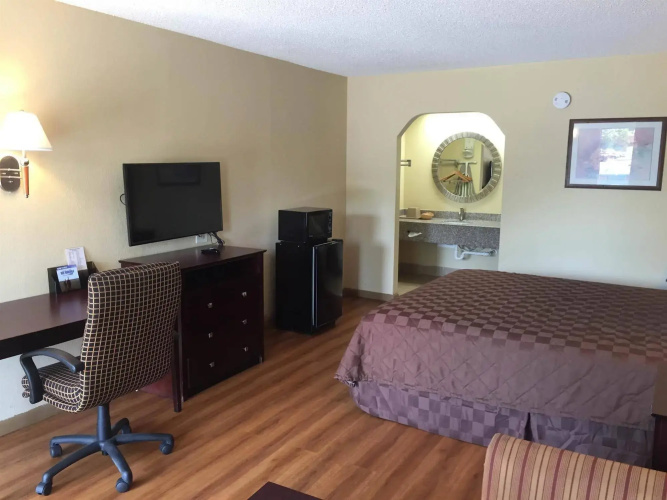 Deluxe Inn and Suites