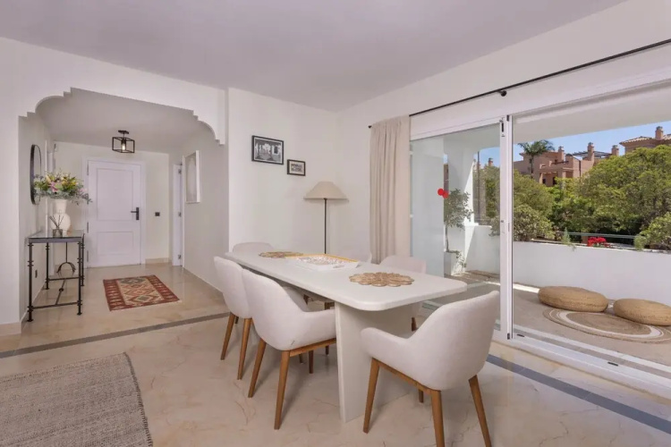 3 Bedroom, 3 Bathroom Beachside Apartment
