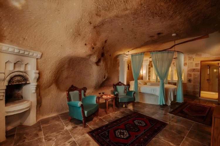 Holiday Cave Hotel