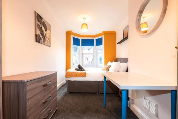 6 bed Residential home with Parking