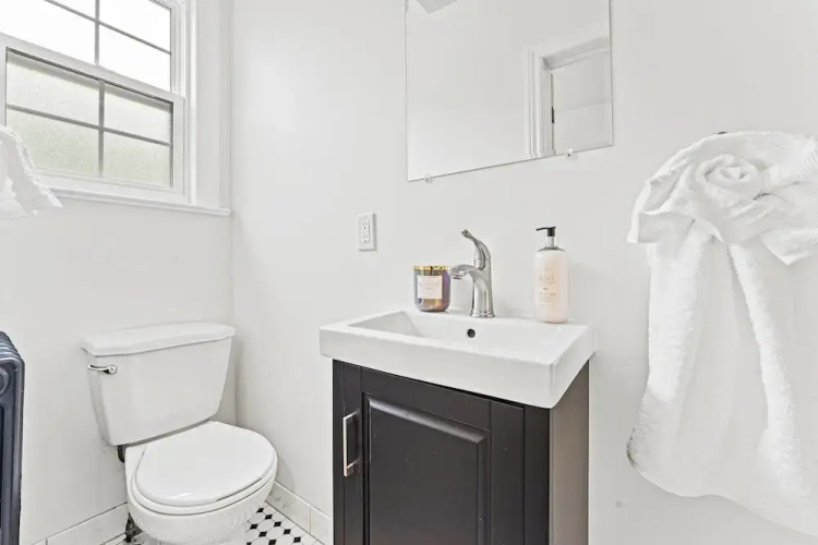 Private Studio Apartment in Burlington - U5