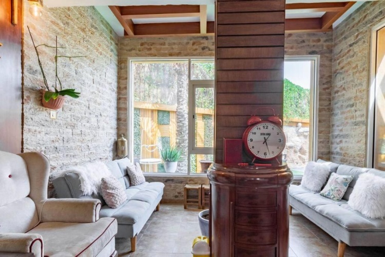 Cheerful 5-Bedroom Villa with Pool
