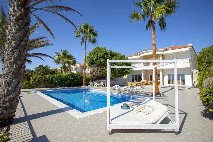 Sunset Beachfront Villa Meneou