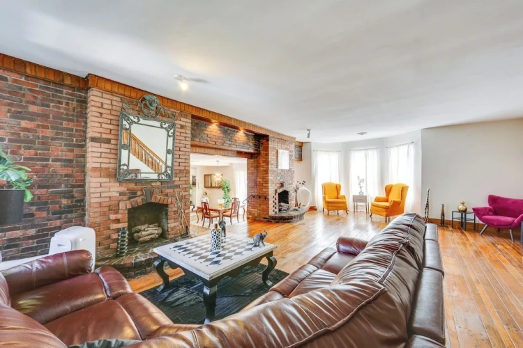 4 Bedrooms Apartment
