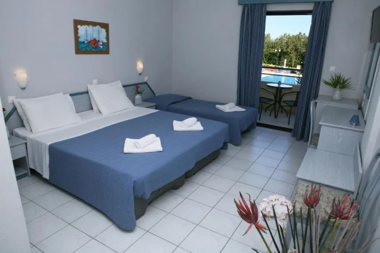 Standard Triple room