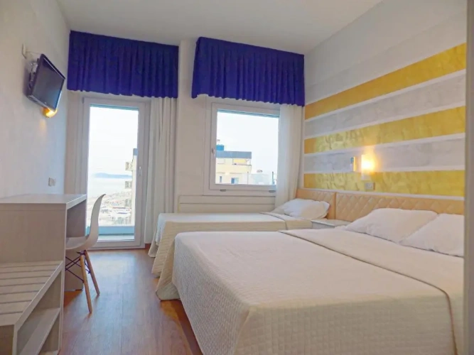 Standard Triple room with sea view