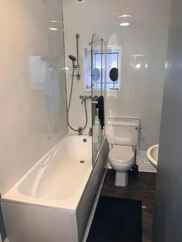 The Manchester Pad - 3BR Entire house with parking