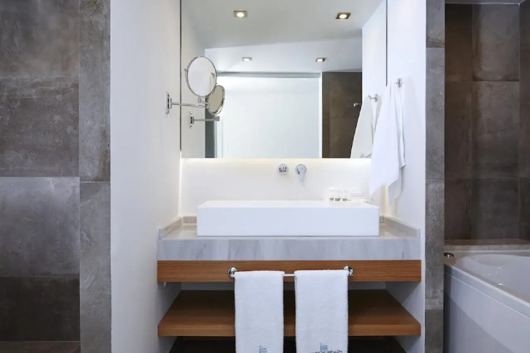 Lichnos Beach Hotel & Suites