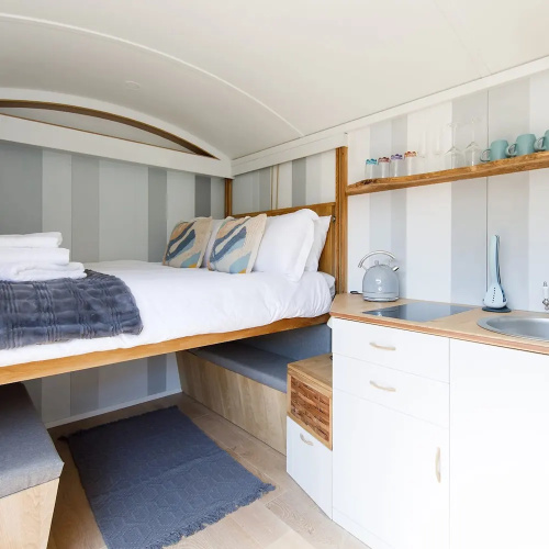 Gorgeous Shepherds Hut - Walk to Beach Pub