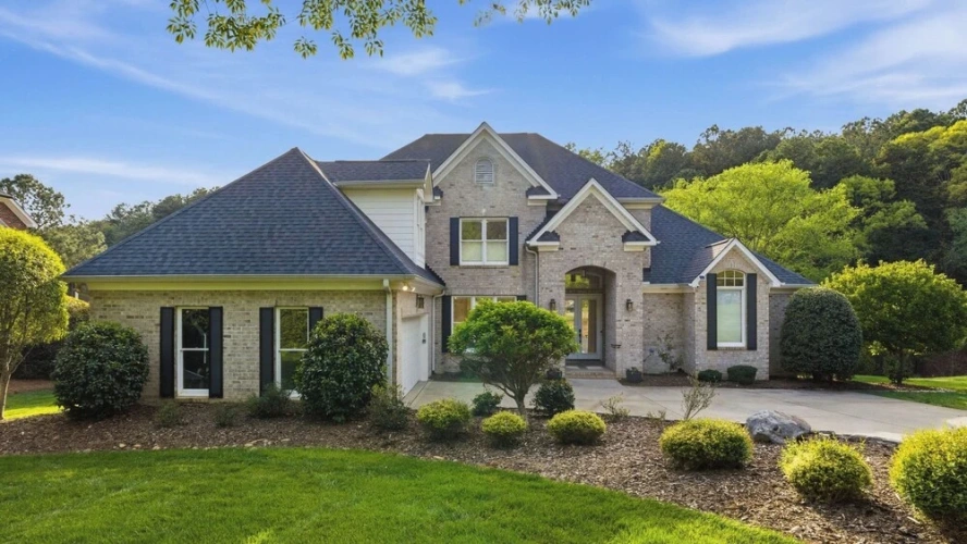 Belle Pines Hideaway by Avantstay Lakefront + Hot Tub + Fire Pit + Game Room Near Charlotte