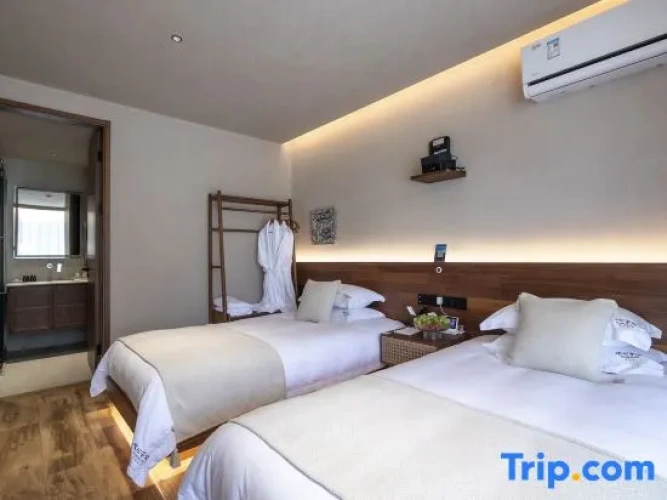 Standard Twin room with courtyard view