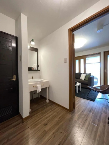 2BR good for 6PPL overlooking Peace Park with WIFI!
