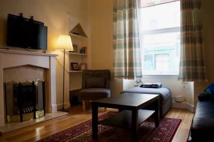 Central & Comfortable Flat - Sleeps 4
