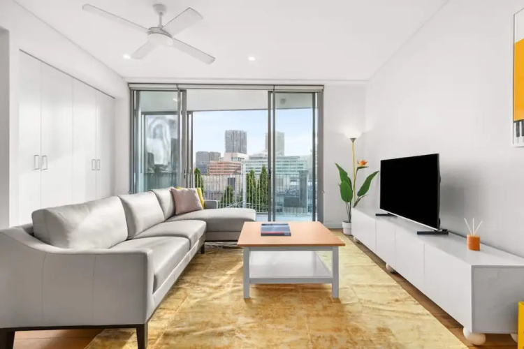 Central Luminous 2 Beds With Balcony Aircon