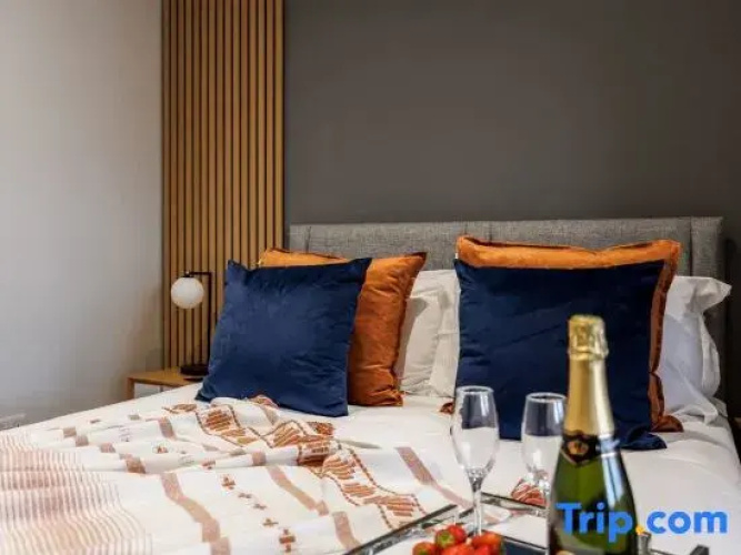 Luxurious 2-Bed Apt w/ Stunning Sea View & Parking