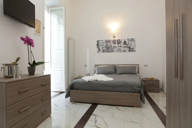900 B&B