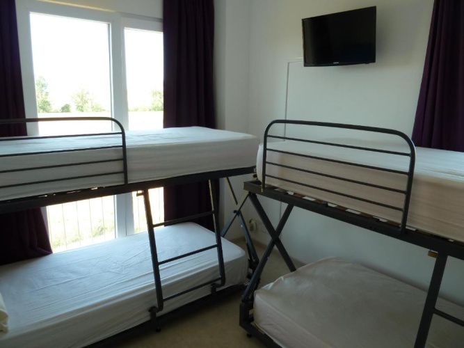 6 Bedrooms Bed in Dorm