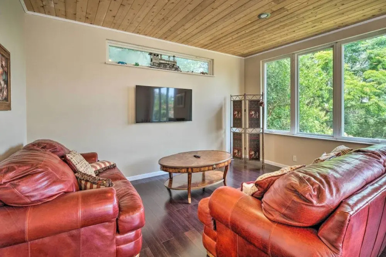 Pet-friendly Austin Home w/ Deck, Yard, & Views!