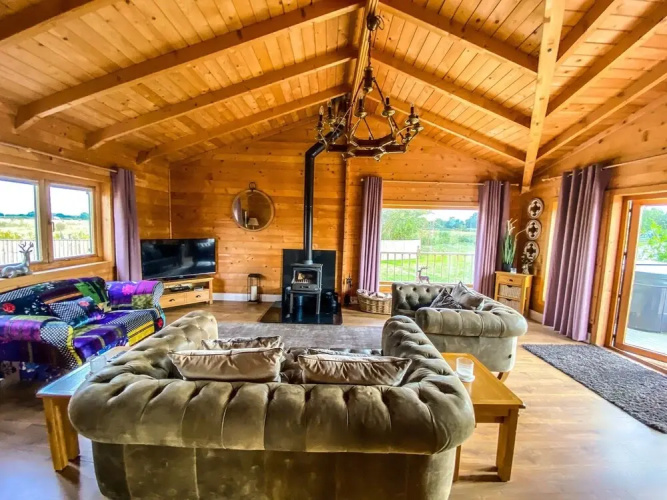 Sleeps6- Hot Tub- Pet Friendly- Log Burner