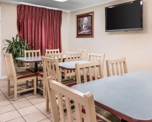 Rodeway Inn photo 11