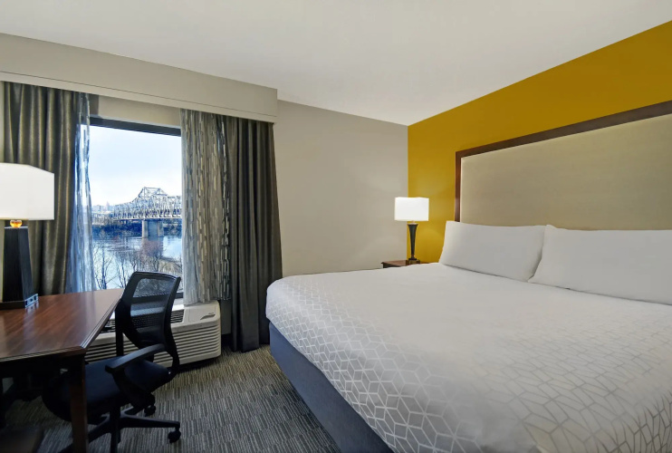 Holiday Inn Express & Suites Cincinnati Riverfront by IHG