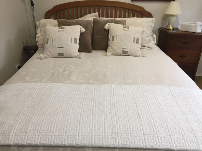 99 Tihi Rd Bed & Breakfast