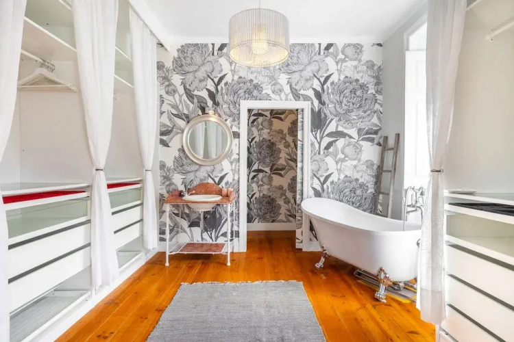 Luxurious Art Deco 3 Br