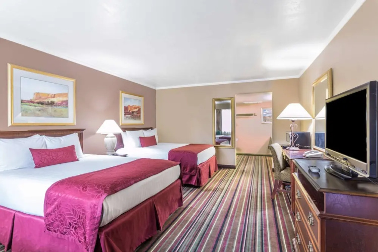 Days Inn & Suites By Wyndham Logan