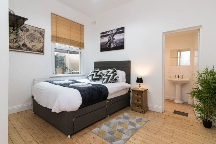 Modern Apartment With Private hot tub & Parking