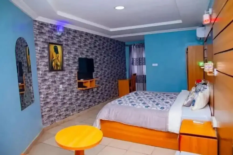 The Kings Hotel and Suites
